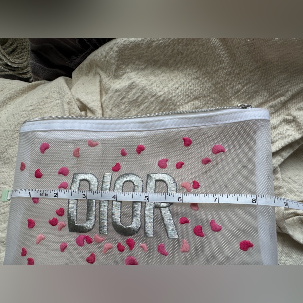 Beautiful Dior Beauty Pouch with embroidered flower petals and Dior in silver - Picture 5 of 10